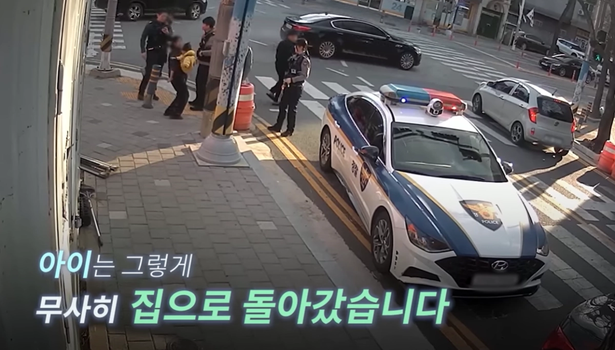 위험천만하게 맨발로 도로 한복판을 돌아다니던 2살 아이가 시민과 경찰의 도움으로 무사히 가족의 품으로 돌아간 사연이 뒤늦게 전해졌다. 경찰청 유튜브