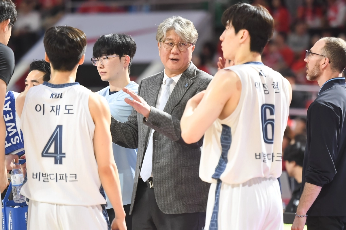 프로농구 고양 소노가 챔피언결정전에 진출하면서 손창환 감독의 리더십이 주목받고 있다. 사진은 지난 12일 서울 SK와의 6강 플레이오프 1차전에서 손 감독(가운데)이 선수들에게 작전 지시를 하는 모습. KBL 제공