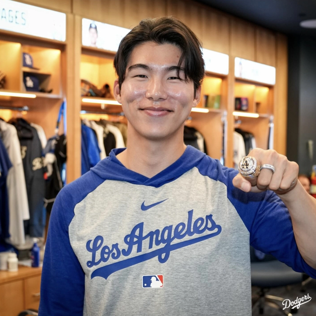 미국프로야구 메이저리그(MLB) 로스앤젤레스 다저스의 김혜성이 28일(한국시간) 구단 라커룸에서 2025시즌 월드시리즈 우승 반지를 전달받은 뒤 환한 미소를 짓고 있다. 구단 인스타그램 캡처