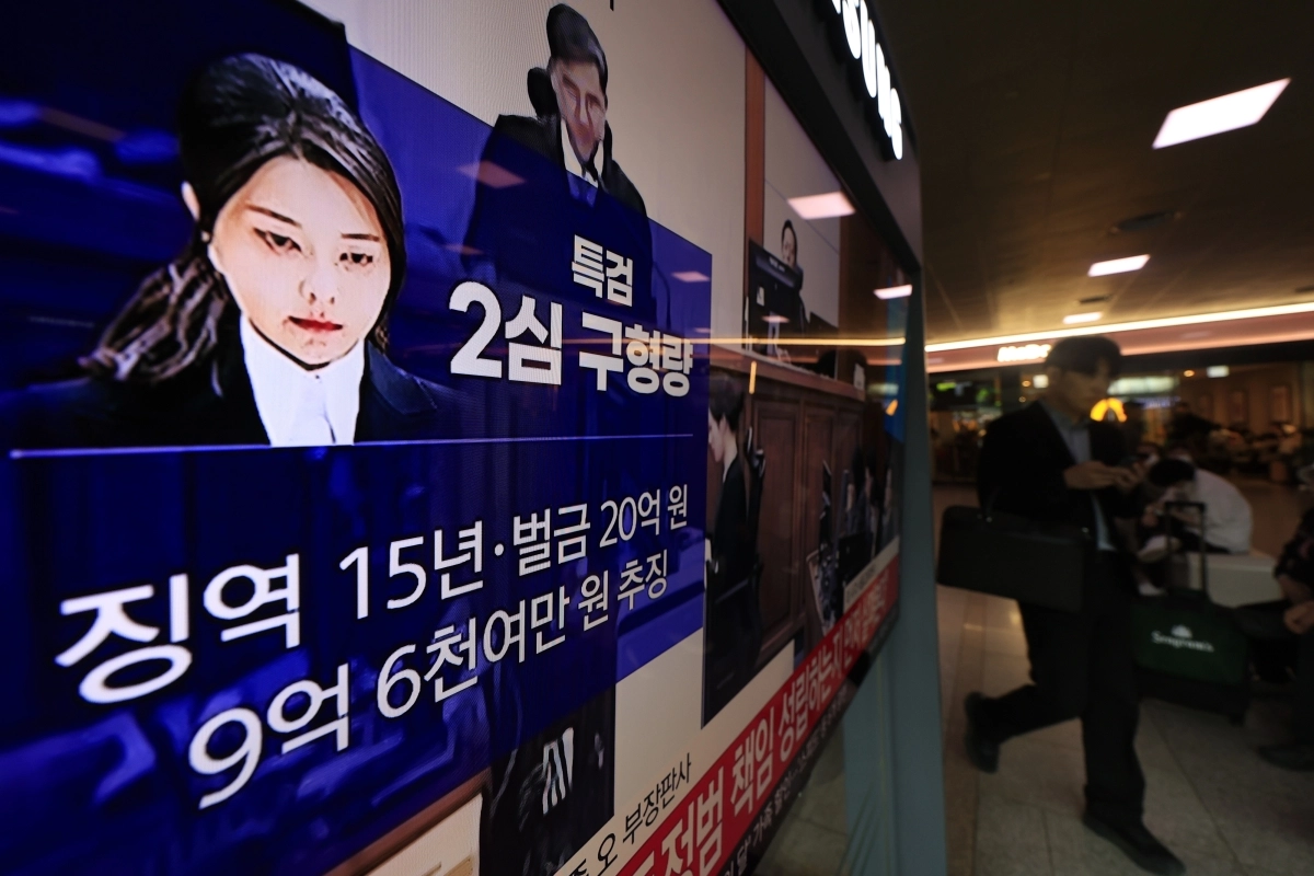 시민들이 28일 오후 서울시 용산구 한강대로 서울역 대합실에서 시민들이 자본시장과 금융투자업에 관한 법률 위반, 정치자금법 위반, 특정범죄 가중처벌 등에 관한 법률 위반(알선수재) 혐의를 받는 김건희 여사의 항소심 선고공판 생중계를 지켜보고 있다. 2026.4.28. 뉴스1