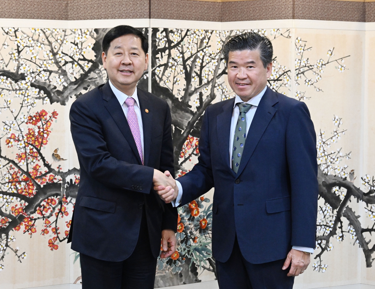구윤철 부총리, 주한미국상공회의소 대표단 면담     (서울=연합뉴스) 구윤철 부총리 겸 재정경제부 장관이 28일 서울 종로구 정부서울청사에서 제임스 김 주한미국상공회의소(AMCHAM) 회장과 기념 촬영하고 있다. 2026.4.28 [재정경제부 제공. 재판매 및 DB 금지]     photo@yna.co.kr