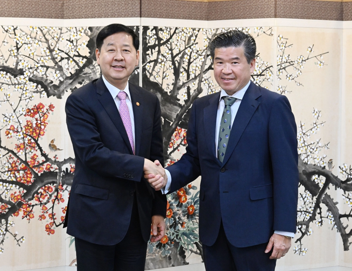 구윤철 부총리, 주한미국상공회의소 대표단 면담     (서울=연합뉴스) 구윤철 부총리 겸 재정경제부 장관이 28일 서울 종로구 정부서울청사에서 제임스 김 주한미국상공회의소(AMCHAM) 회장과 기념 촬영하고 있다. 2026.4.28 [재정경제부 제공. 재판매 및 DB 금지]     photo@yna.co.kr