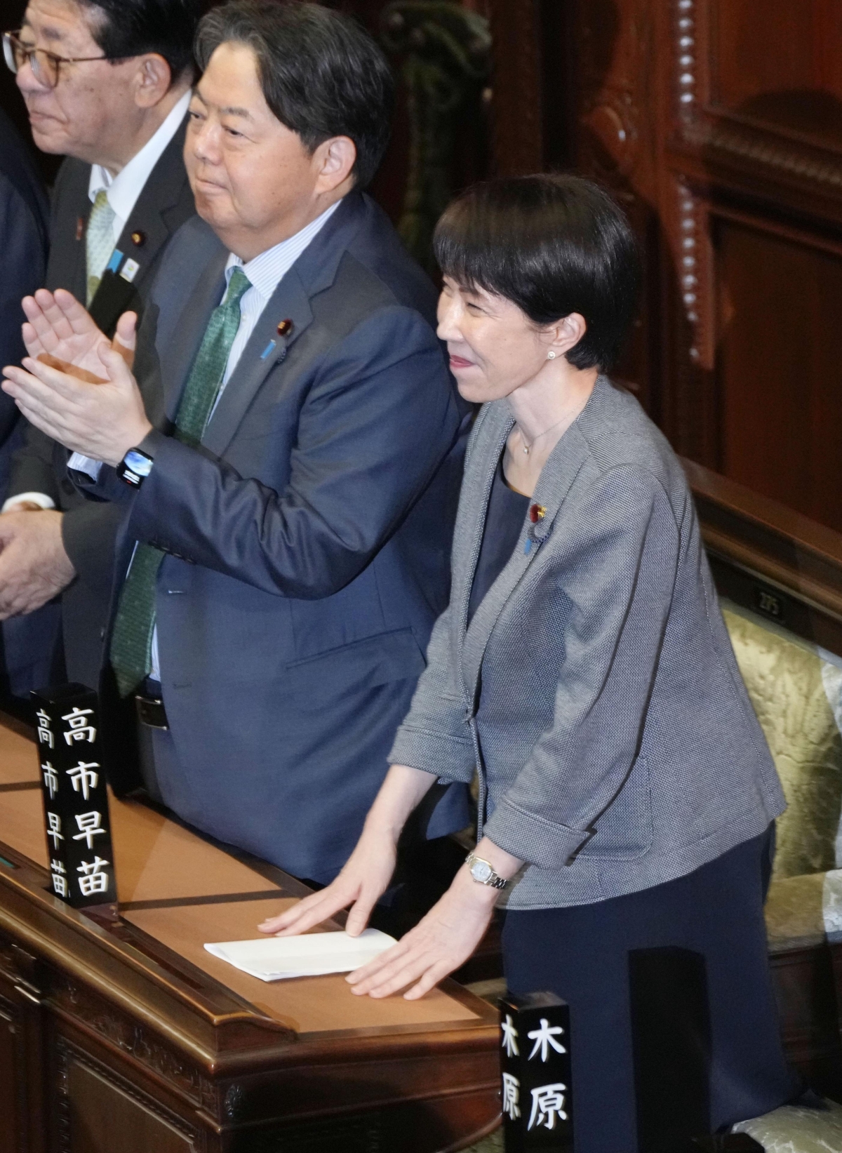 지난 23일 ‘일본판 CIA’로 불리는 국가정보국 설립 관련 법안이 국회 중의원(하원)을 통과하자 다카이치 사나에 일본 총리가 인사하고 있다.  도쿄 교도 연합뉴스