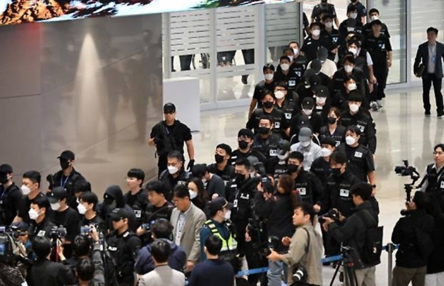 캄보디아 온라인 스캠(사기)에 가담해 구금된 한국인들이 지난해 10월 18일 인천국제공항 2터미널을 통해 송환되고 있다. 서울신문DB