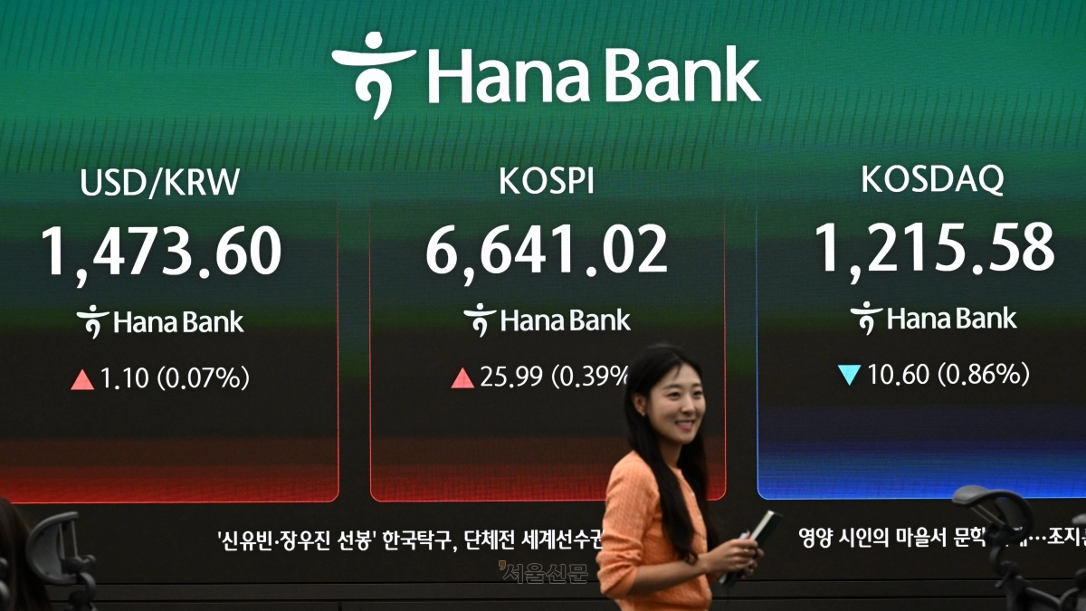 코스피가 장중 사상 최고치를 기록하며 연일 상승한 28일 서울 중구 하나은행 딜링룸 전광판에 지수가 표시되어 있다. 2026.4.28. 도준석 전문기자
