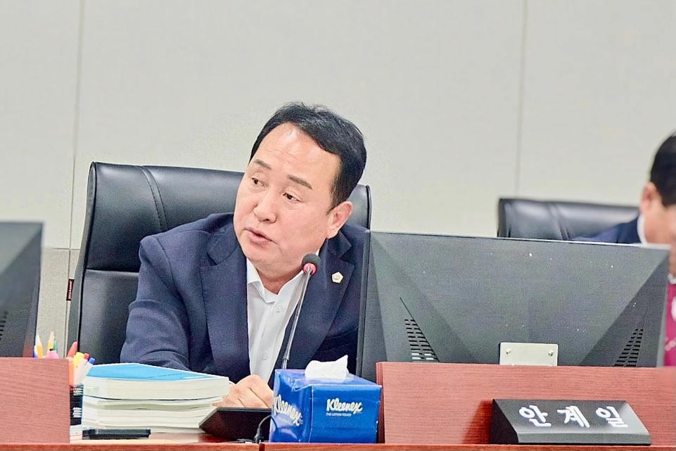 안계일 의원이 28일 열린 경기도의 2026년도 제1회 추가경정예산안 심사를 진행하며 질의하고 있다.(사진=경기도의회)