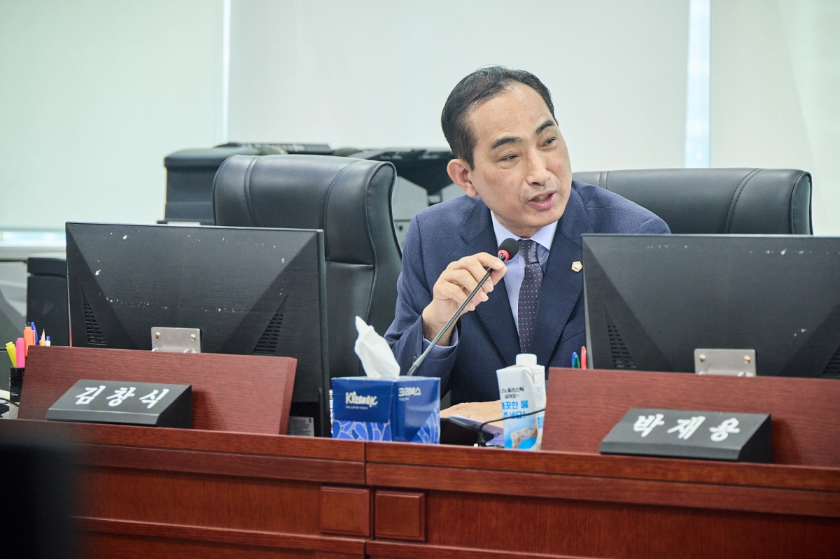김창식 의원이 28일 경기도청 예산결산특별위원회 2일차 추가경정예산 심의를 진행하며 보건건강국 대상으로 질의하고 있다.(사진=경기도의회)