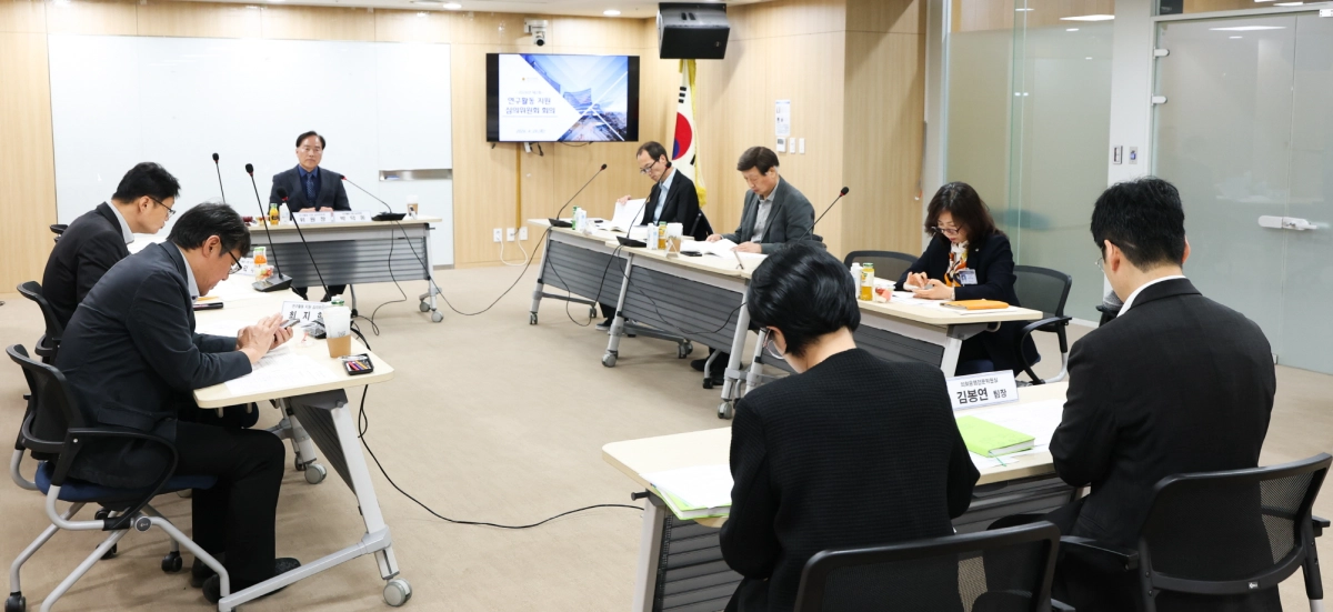 28일 제11대 후반기 연구활동 지원 심의위원회가 ‘2026년 제2회 연구활동 지원 심의위원회’를 열고 연구용역 안건을 심사하고 있다.(사진=경기도의회)
