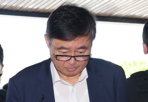 영장실질심사 마친 후 대기장소 이동하는 박순관 대표