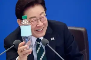 중동발 충격에 플라스틱도 ‘탈석유’ 간다… 李 “환경부담금 올려야”