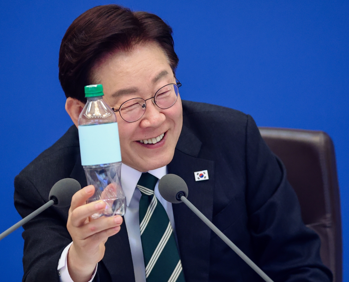 재활용 가능한 PET병 살펴보는 이재명 대통령