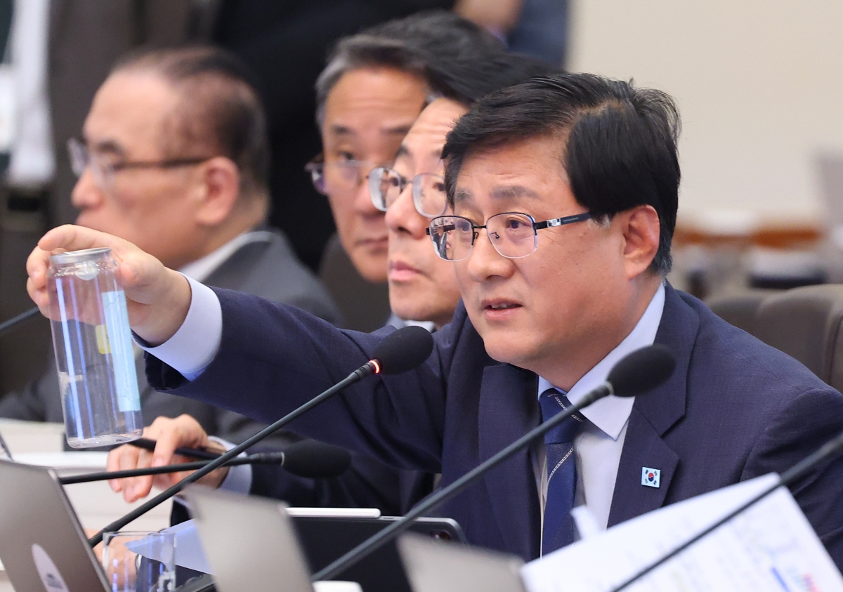 PET캔 설명하는 김성환 장관