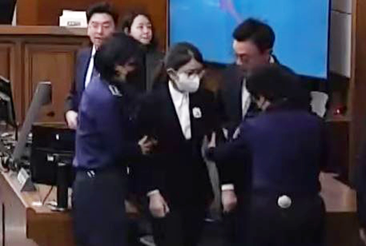 도이치모터스 주가조작 등 혐의를 받는 김건희 여사가 28일 오후 서울 서초구 서울고등법원에서 열린 항소심 선고공판을 마친 뒤 법정을 나서고 있다. 이날 재판부는 자본시장법 위반과 알선수재 혐의를 유죄로, 여론조사 비용 관련 정치자금법 위반 혐의는 무죄로 판단해 김 여사에게 징역 4년과 벌금 5000만원을 선고했다. 서울중앙지법 제공