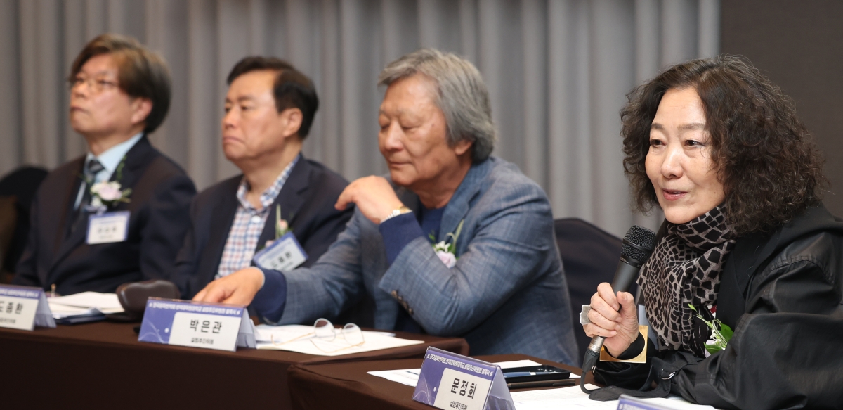 문정희﻿ 시인이 서울 중구 프레이저 플레이스 남대문에서 28일 열린 한국문학번역원 번역대학원대학교 설립추진위원회 발족식 기자간담회에서 번역대학원대 설립 취지를 설명하고 있다. 왼쪽부터 유성호 문학평론가, 도종환 시인, 박은관 ㈜시몬느 회장, 문 시인. 연합뉴스