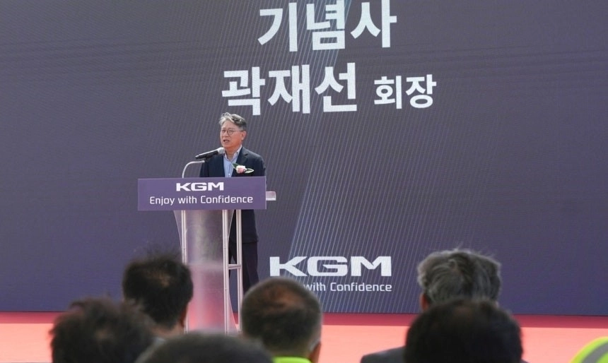 곽재선 KG모빌리티 회장이 지난해 6월 경기 평택국제자동차부두에서 열린 무쏘 EV와 토레스 하이브리드(HEV) 수출 선적 기념식에서 기념사를 하고 있다.  KG모빌리티 제공.