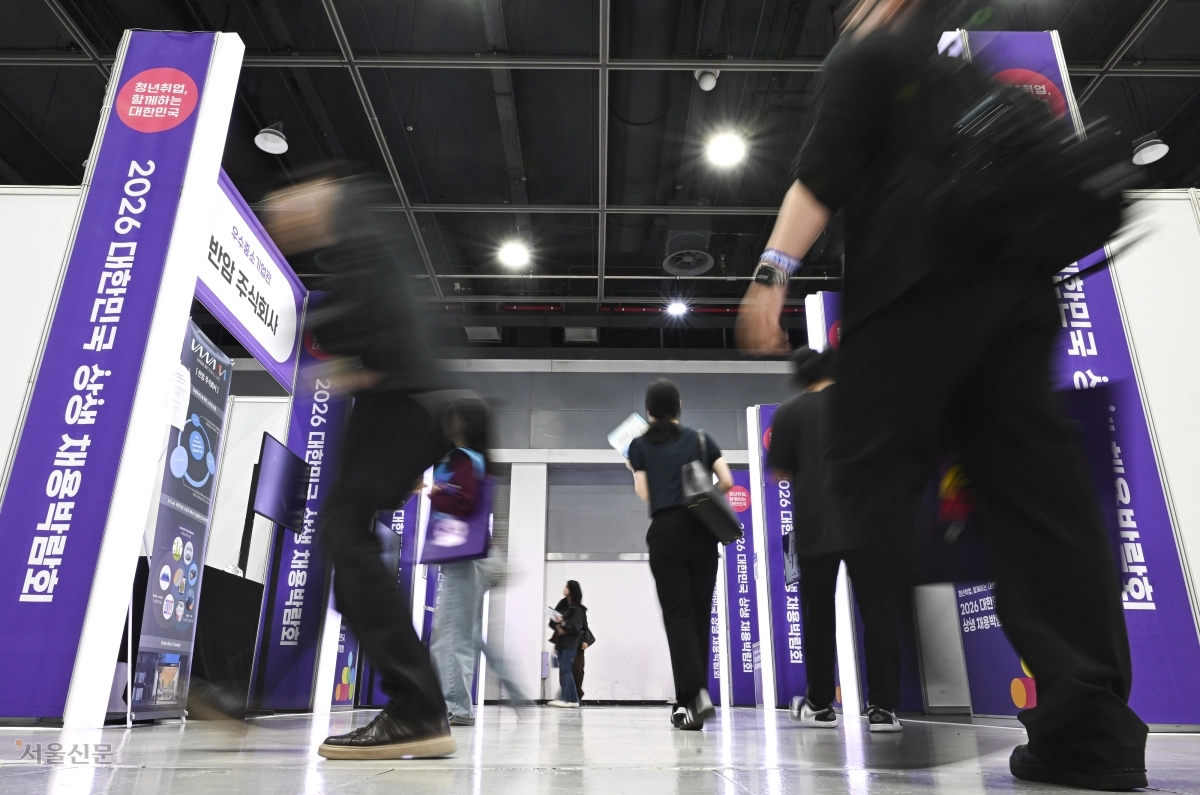 취업 준비생들이 28일 서울 서초구 aT센터에서 열린 ‘2026 대한민국 상생 채용박람회’에서 기업들이 마련한 부스를 분주하게 둘러보며 구직 활동을 하고 있다. 이지훈 기자