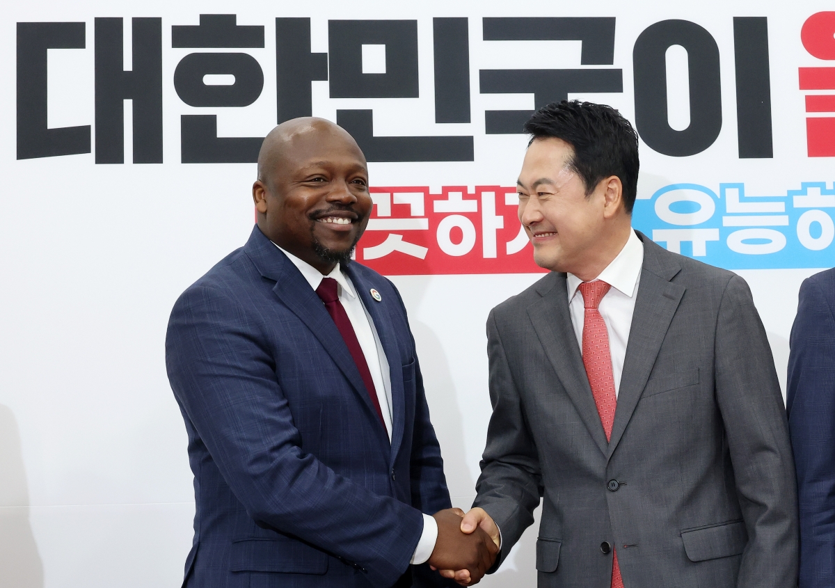 장동혁 국민의힘 대표와 윌슨 화이트 구글 아시아태평양 공공정책 총괄 부사장이 28일 국회에서 열린 ‘아동청소년 SNS중독, 플랫폼의 보호책임 강화를 위한 긴급좌담회’ 참석해 악수하고 있다. 연합뉴스