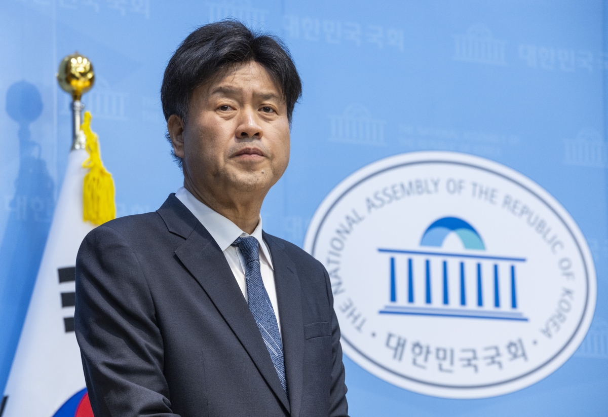 6ㆍ3 지방선거와 같이 치러질 국회의원 재ㆍ보궐 선거에 공천을 희망했다 좌절된 이재명 대통령 측근 김용 전 민주연구원 부원장이 28일 국회 소통관에서 기자회견을 기다리고 있다.    김 전 부위원장은 민주당의 공천 배제에 대해 “전략적 판단을 존중하고 백의종군하겠다”라고 밝혔다. 2026.4.28 연합뉴스