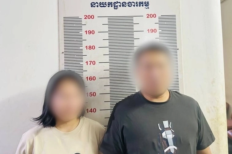 로맨스 스캠 범죄를 벌인 부부 강모(오른쪽)와 안모씨가 지난해 7월 캄보디아 현지에서 다시 체포됐을 때 모습. 법무부 제공