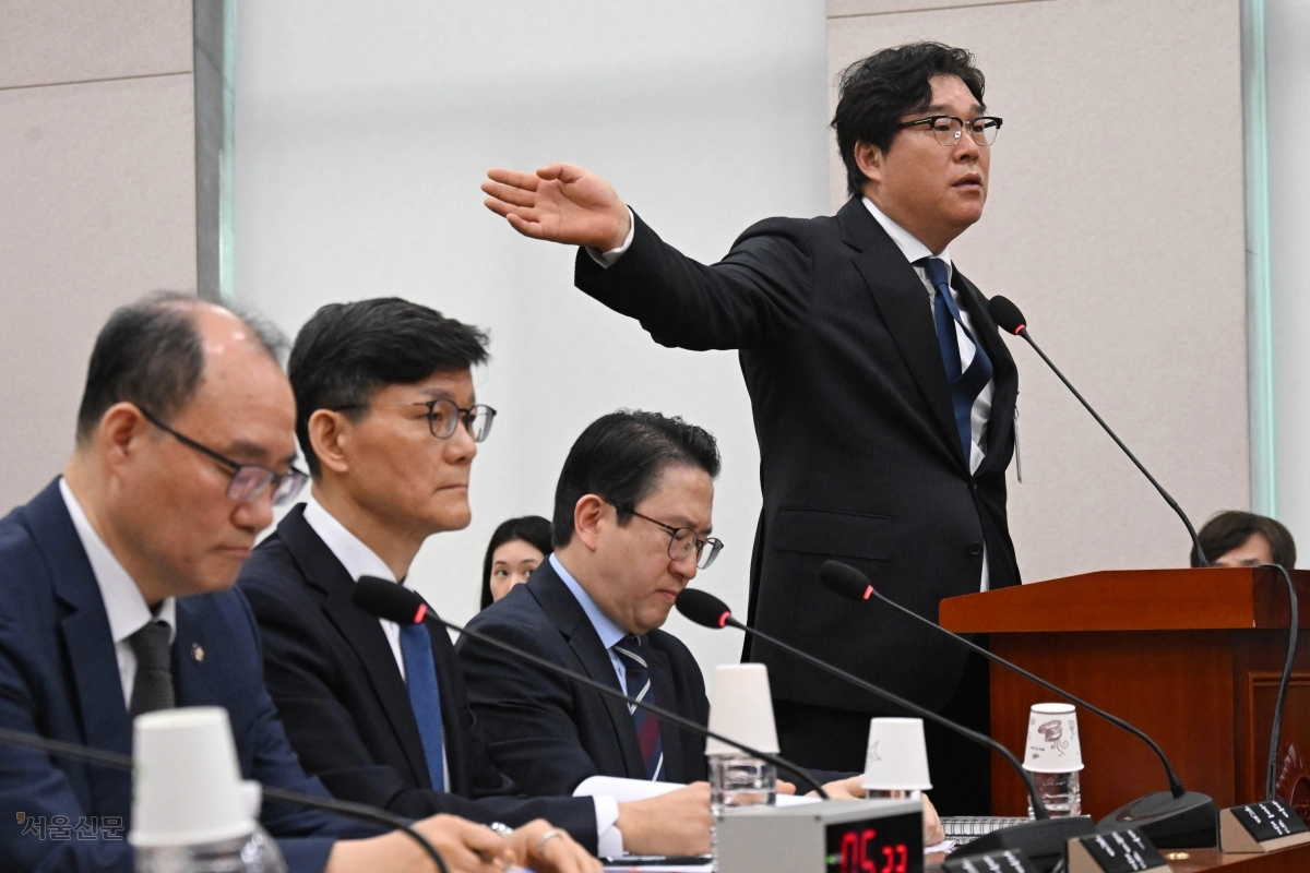 쌍방울 대북송금 사건의 핵심 당사자인 김성태(오른쪽) 전 쌍방울 회장이 28일 국회에서 열린 ‘윤석열 정권 정치검찰 조작기소 의혹 사건 진상규명 국정조사 특별위원회’ 종합청문회에 증인으로 출석해 특위 위원들의 질문에 답하고 있다. 홍윤기 기자