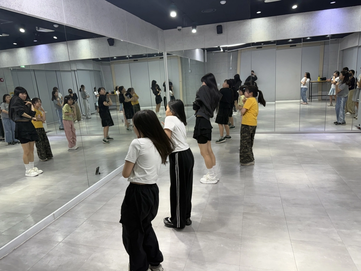 청소년 20여명이 지난 25일 서울 성북구 장위청소년문화누림센터에서 ‘오늘부터 나도 K-팝 아이돌’ 프로그램에 참여하고 있다. 성북구 제공