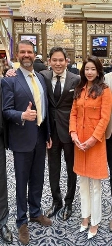 정용진 신세계그룹 회장과 부인 한지희 여사가 지난해 1월 18일(현지시간) 미국 워싱턴DC에서 트럼프 주니어를 만나고 있다. 2025.1.21 신세계그룹·연합뉴스