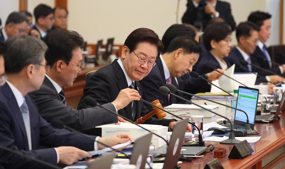이재명 대통령이 28일 청와대에서 국무회의 겸 비상경제점검회의 개회를 선언하고 있다. 2026.4.28  연합뉴스
