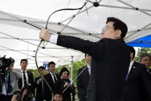 [포토] 활시위 당기는 이재명 대통령