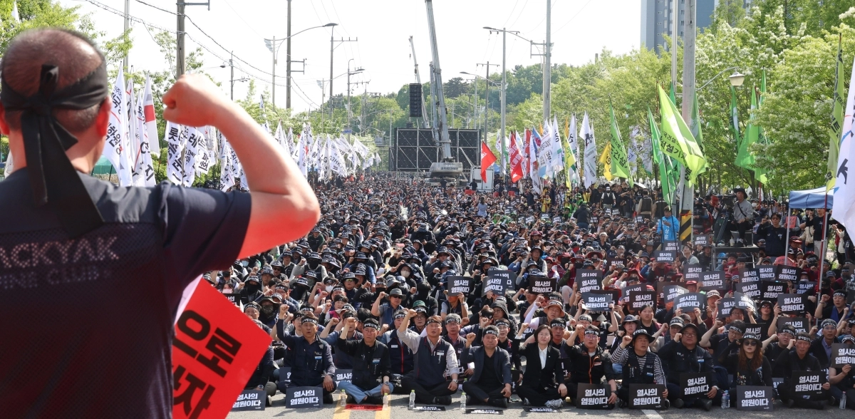 지난 25일 오후 경남 진주시 정촌면 CU 진주물류센터 앞에서 민주노총 공공운수노조 화물연대본부가 ‘총력투쟁 결의대회’를 하고 있다. 2026.4.25. 연합뉴스