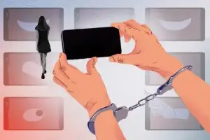 thumbnail - 여자화장실 칸막이 아래로 폰 ‘스윽’… 여성 비명에 도주한 30대男