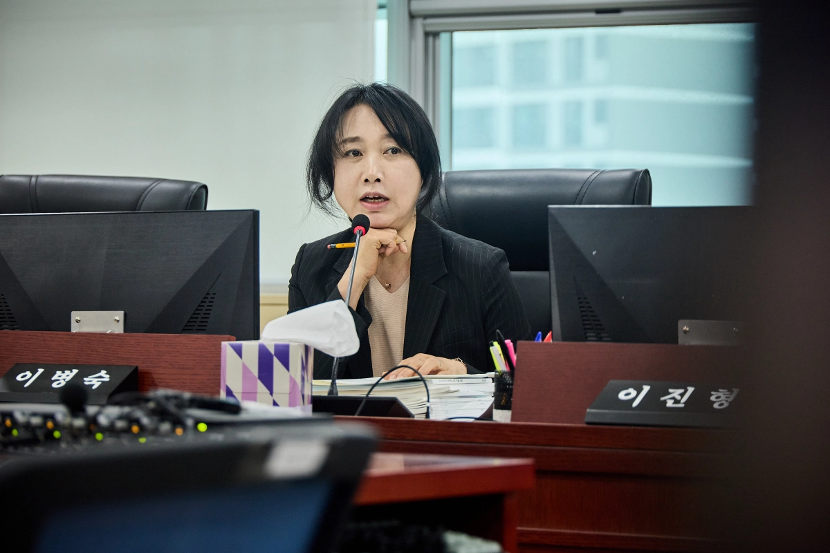 이병숙 의원이 경기도청 예산결산특별위원회 회의에서 제1회 추가경정예산안에 포함된 지방채 발행의 문제점을 지적하며 집행부에 질의하고 있다. (사진=경기도의회)