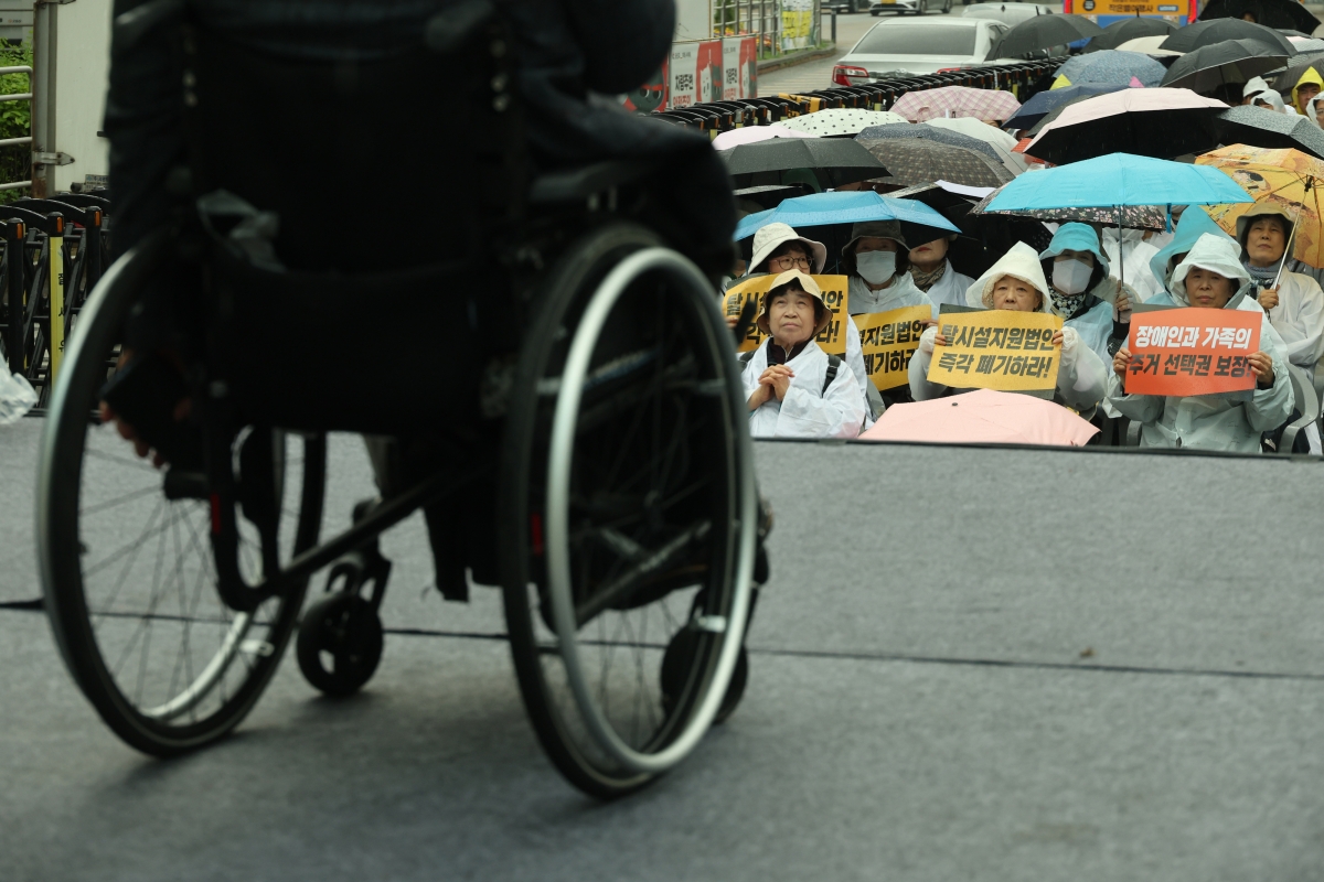 장애인의 날인 지난 20일 국회 앞에서 열린 2026년 시설 거주 장애인 권리 선포 집회에서 한국장애인복지시설협회 관계자들이 장애인 ‘탈시설’ 추진을 반대하고 있다. 연합뉴스