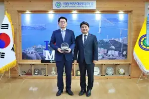국립목포해양대, 김태환 목포지방해양수산청장에 공로패