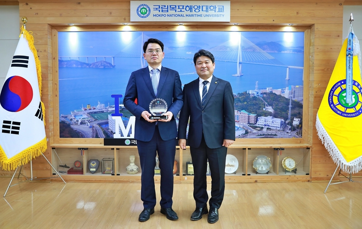 왼쪽부터 김태환 목포지방해양수산청장과 최부홍 국립목포해양대 총장