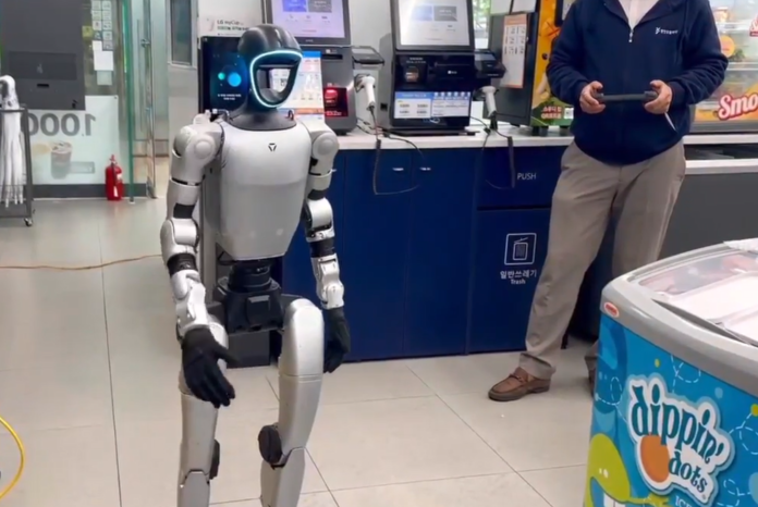 휴머노이드 로봇 G1이 지난 28일 서울 강남구 GS25 지에스강남점에서 진행된 시연에서 매대를 향해 걸어가고 있다. GS리테일 제공