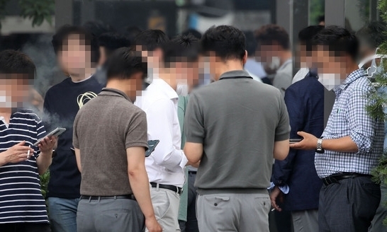직장인들이 흡연구역에서 담배를 피우는 모습. 뉴시스 자료사진.