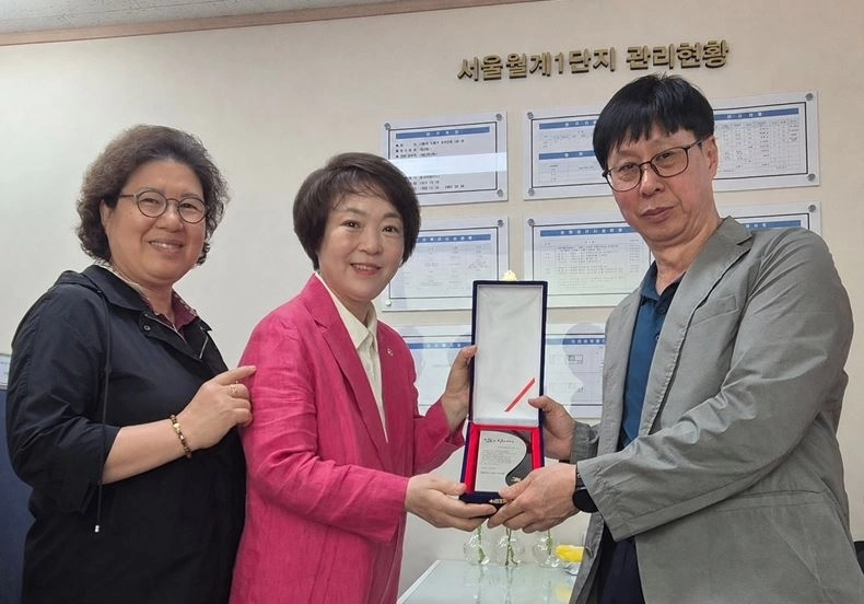 월계2동 주공1단지 입주자대표회의로부터 감사패를 전달받고 있는 신동원 서울시의원(가운데). 서울시의회 제공