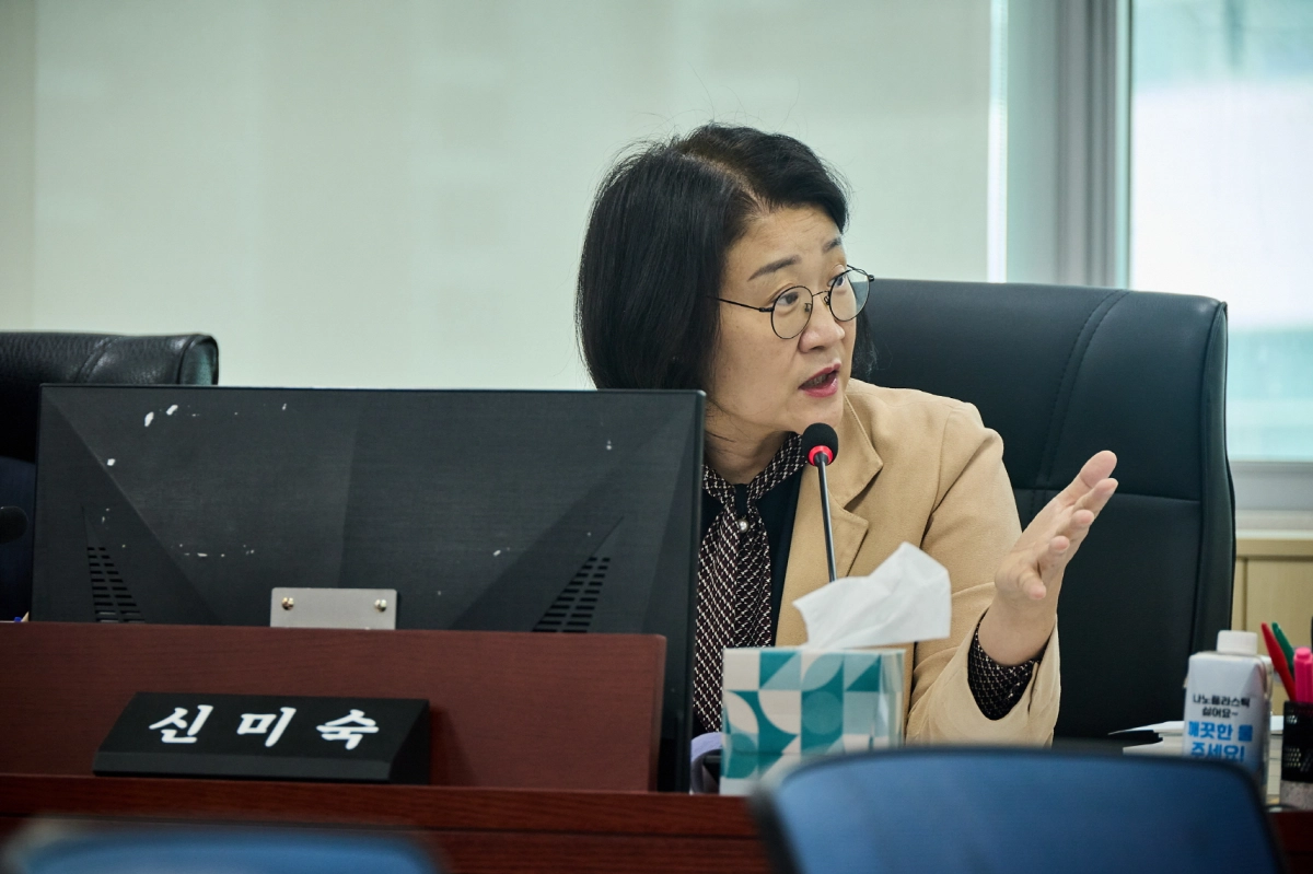 신미숙 의원이 경기도 건설국 및 도시주택실 대상 2026년도 제1회 추가경정예산안 심사에서 질의하고 있다.(사진=경기도의회)