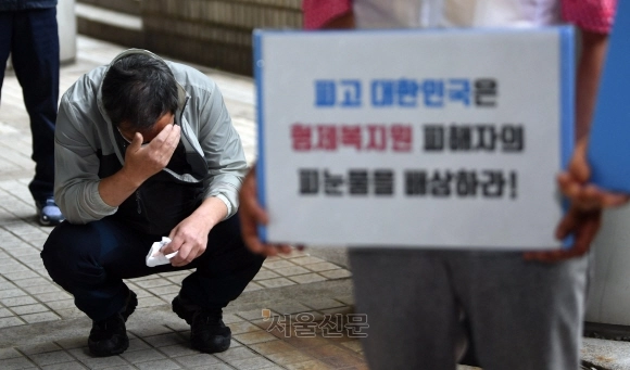 형제복지원 사건의 피해자가 2021년 5월 20일 서울중앙지법에서 눈물을 흘리고 있다. 박지환 기자