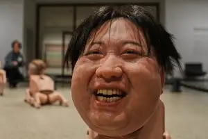 김정은이 실리콘 얼굴로 사족보행 ‘깜짝’… 이미지 ‘배설’하는 로봇개, 무슨 의미?