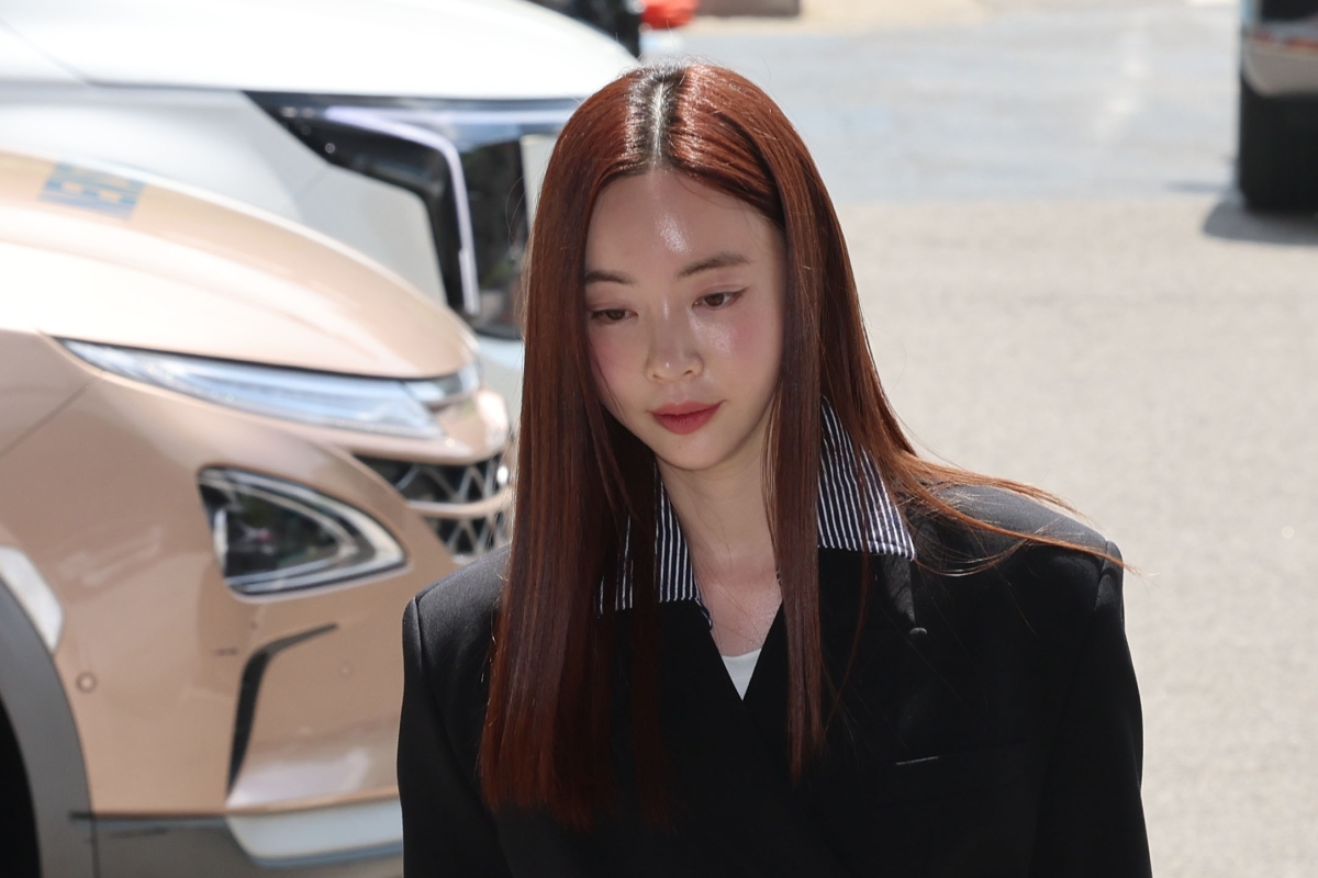 방송인 양정원씨가 지난 4월 29일 서울 강남구 강남경찰서에 사기 및 가맹사업법 위반 혐의 피의자 신분으로 출석하고 있다. 뉴시스