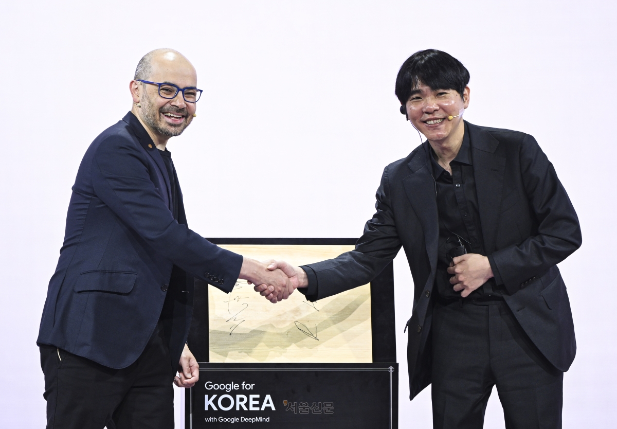 데미스 허사비스(왼쪽) 구글 딥마인드 최고경영자(CEO)와 이세돌 사범이 29일 서울 중구 웨스틴 조선호텔에서 열린 ‘구글 포 코리아 2026’에서 바둑판에 서명을 한 뒤 악수하고 있다. 2026.4.29 이지훈 기자