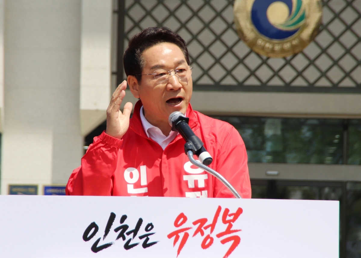 유정복 인천광역시장이 29일 인천시청 앞에서 3선 도전 이유를 설명하고 있다.