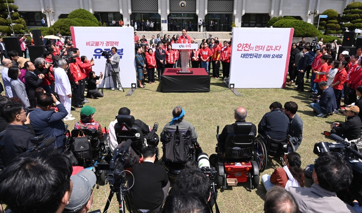 유정복 인천광역시장이 29일 인천시청 앞에서 3선 도전을 선언하고 있다.