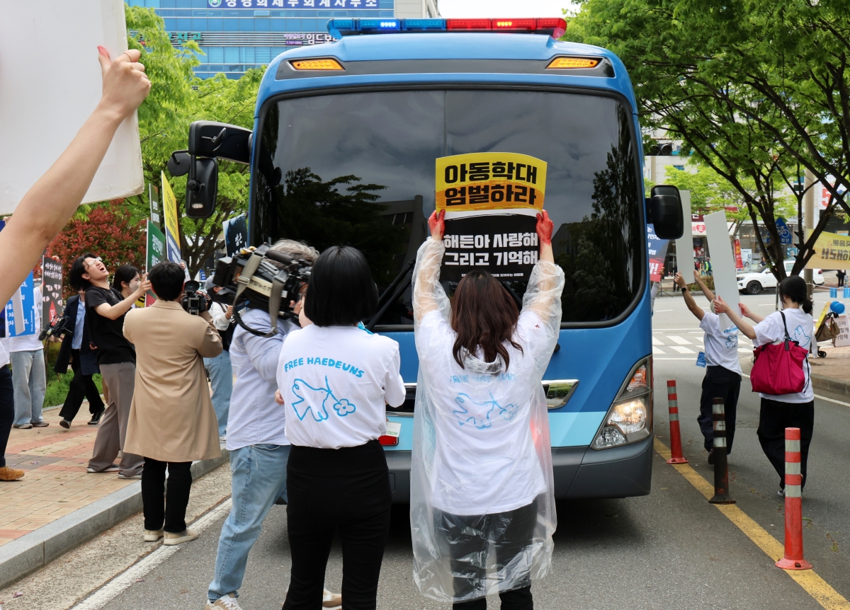 23일 전남 순천시 광주지방법원 순천지원에서 해든이 추모 및 아동학대 근절ㆍ법 개정 촉구 집회 참가자들이 생후 4개월 아들을 학대해 숨지게 한 혐의를 받는 친모가 탄 호송차를 막아선 채 엄벌 촉구 목소리를 높이고 있다. 2026.4.23 연합뉴스