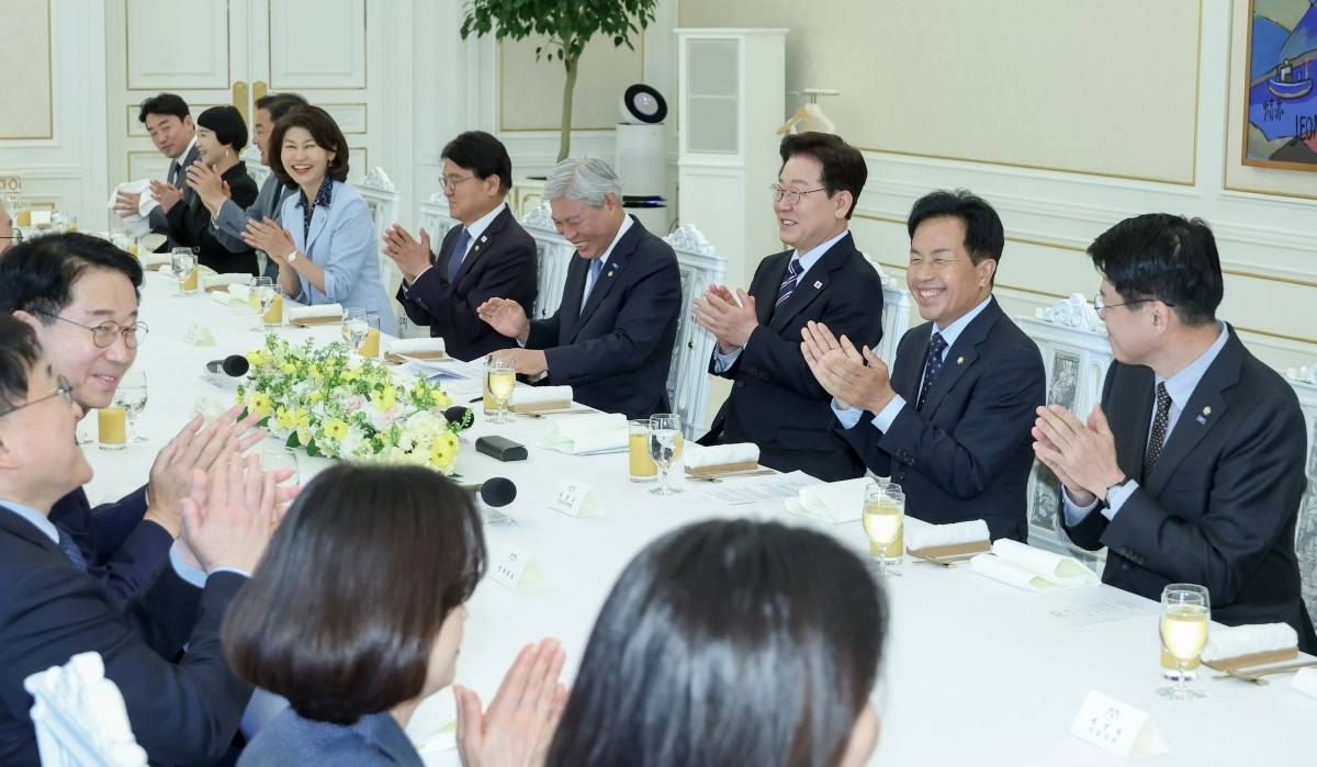 이재명 대통령, 비교섭단체·무소속 의원 초청 오찬