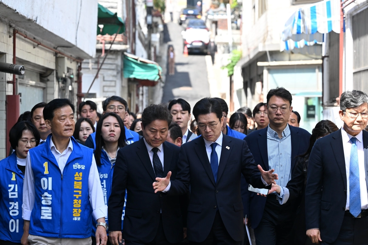 정원오 더불어민주당 서울시장 후보가 29일 서울 성북구 장위14 주택 재개발 구역을 찾아 부동산 공약 발표를 앞두고 현장을 점검하고 있다. 2026.4.29 홍윤기 기자