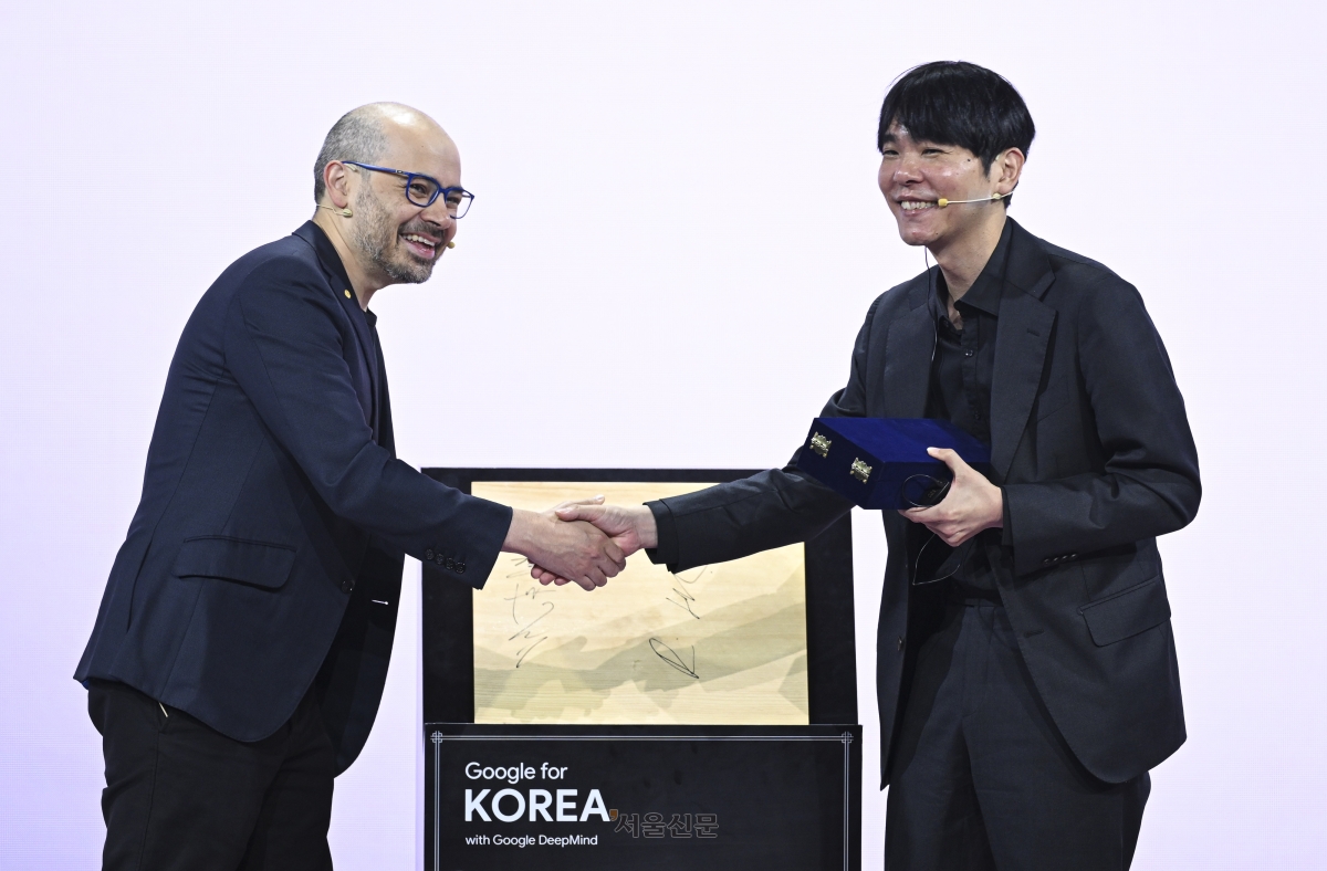 이세돌(오른쪽) 9단이 29일 서울 중구 웨스틴 조선호텔에서 열린 ‘구글 포 코리아 2026’에서 데미스 허사비스 구글 딥마인드 최고경영자(CEO)와 악수를 나누고 있다. 이지훈 기자
