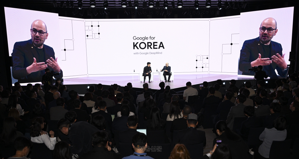 데미스 허사비스(오른쪽) 구글 딥마인드 최고경영자(CEO)가 29일 서울 중구 웨스틴 조선호텔에서 열린 ‘구글 포 코리아 2026’에서 조승연 작가와 대담을 하고 있다. 이지훈 기자