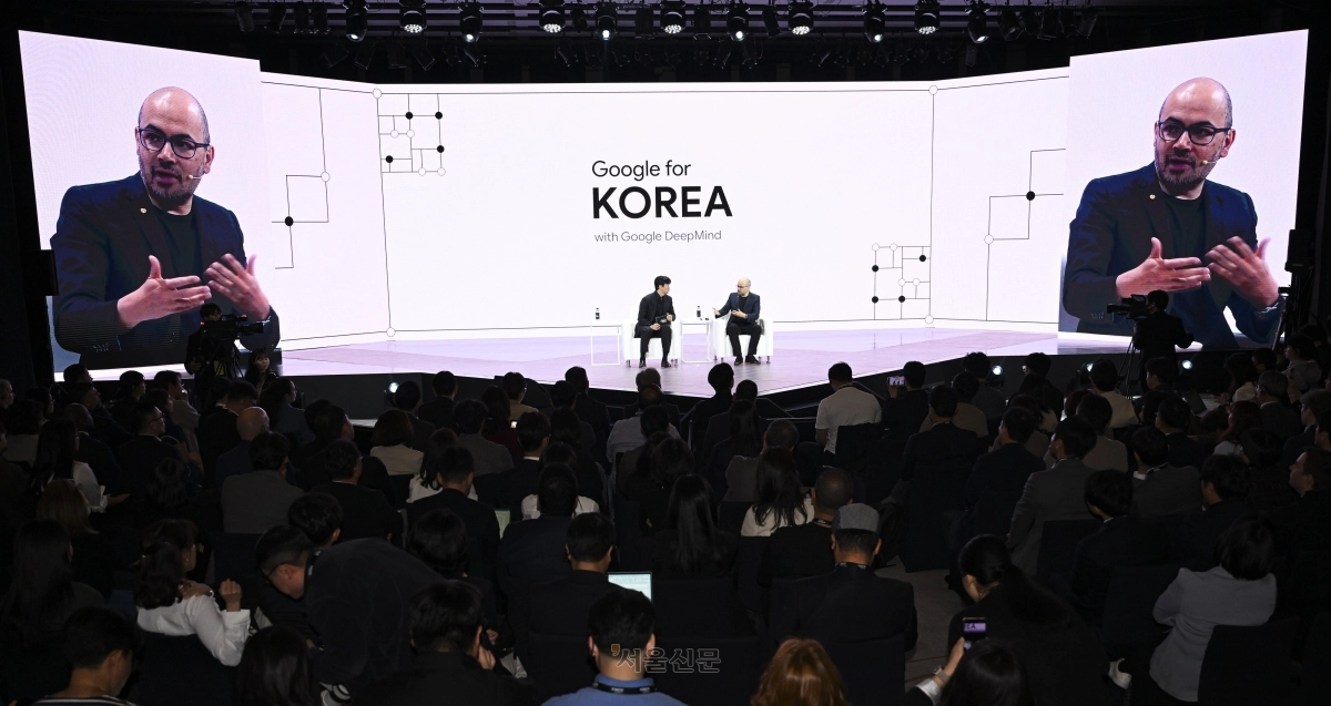 데미스 허사비스(오른쪽) 구글 딥마인드 최고경영자(CEO)가 29일 서울 중구 웨스틴 조선호텔에서 열린 ‘구글 포 코리아 2026’에서 조승연 작가와 대담을 하고 있다. 이지훈 기자